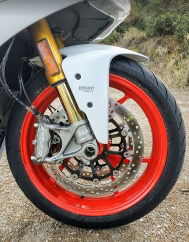 La rueda delantera de la Ducati mostrando su horquilla invertida dorada firmada por Ohlins y unos potentes frenos de anclaje radial