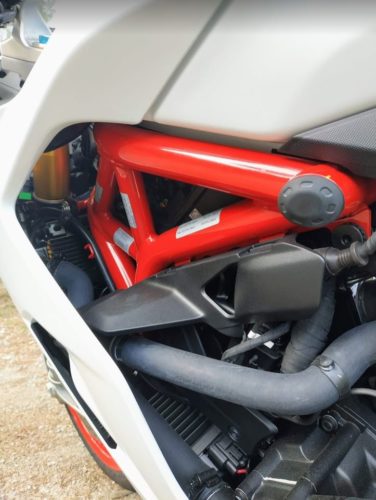 En la foto se aprecia parte del chasis tubular tipo Trellis en color rojo de la Ducati