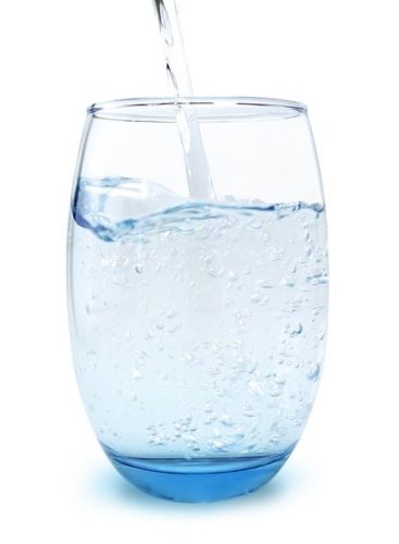 En la foto un vaso de agua acabándose de rellenar