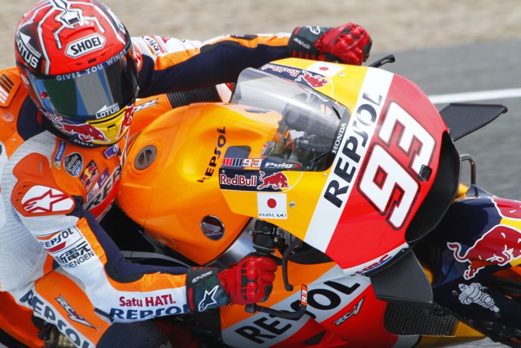 En la foto se observa a Marc Márquez pilotando su moto Honda con el dorsal 93