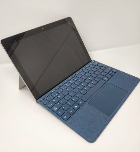 En la foto aparece la Surface Go con su teclado en color azul