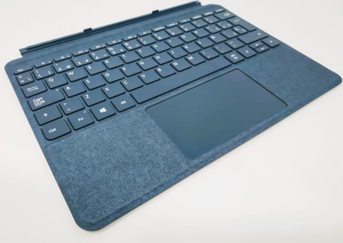 En la foto el teclado separado sin presencia de la tablet Surface Go