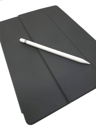 En la foto el iPad Pro cerrado con su funda y con el Apple Pencil encima