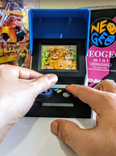 Una vista de alguien jugando con la Neo Geo Mini
