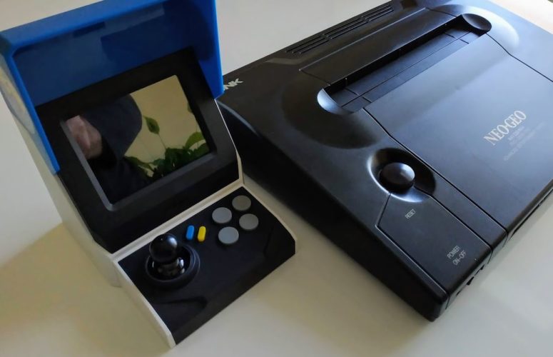 En la foto comparamos el tamaño de la Mini y la Neo Geo original