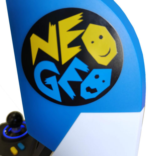 Vista lateral del logo de NeoGeo en la consola
