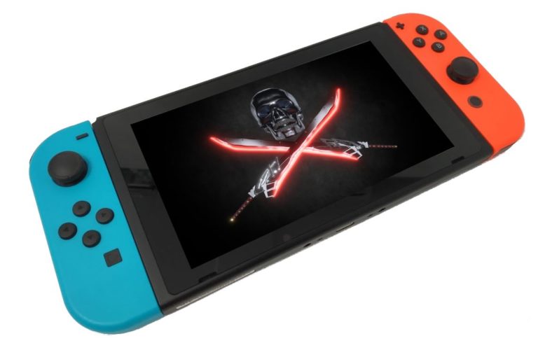 Una Nintendo Switch de color azul y rojo con una imagen de una calavera pirata moderna