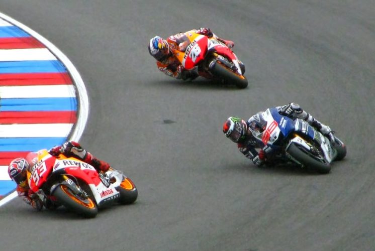 En la foto, Marc Marquez, Jorge Lorenzo y Dani Pedrosa trazando de forma diferente una misma curva