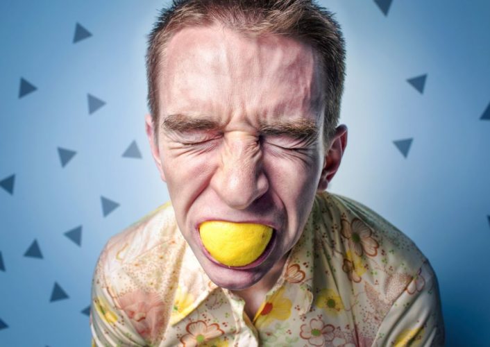En la foto un hombre mordiendo un limón