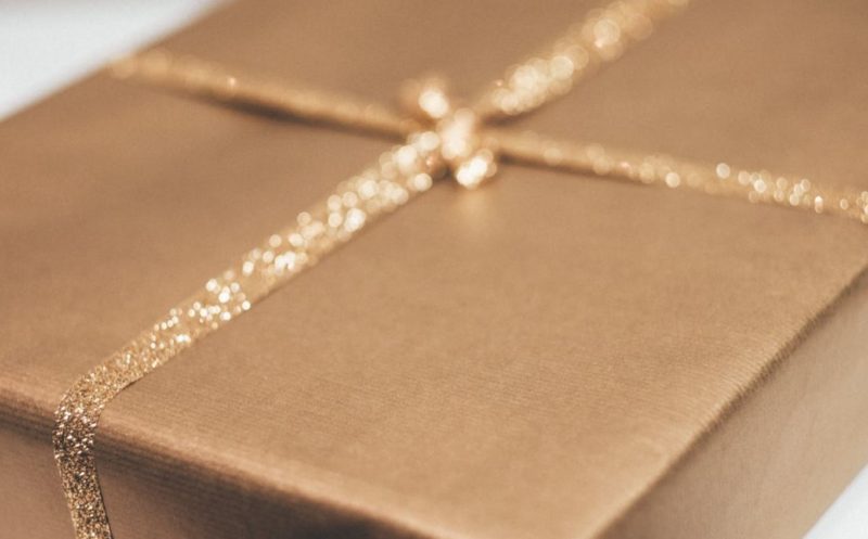 Caja de regalo dorada