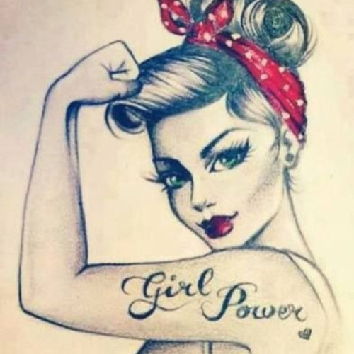 Dibujo de una chica Pin-up con tatuaje en brazo de Girl Power