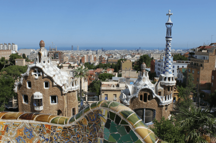Foto paronámica del Park Güell con Barcelona de fondo