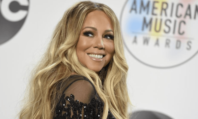 En la foto Mariah Carey sonriendo ante la cámara en los American Music Awards