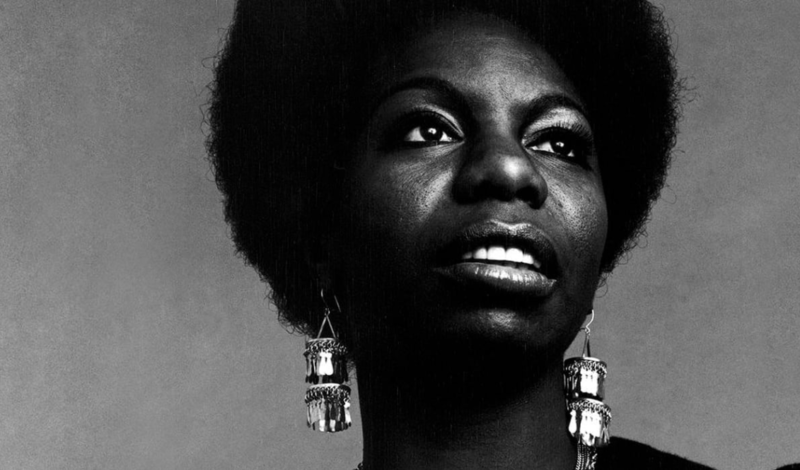 En la foto una Nina Simone en blanco y negro mirando hacia la nada