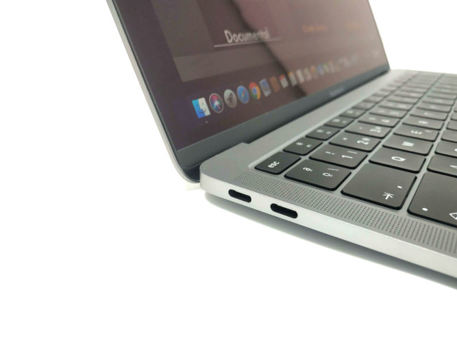 Detalle de los acabados del MacBook Air con sus puertos USB-Type C y su altavoz lateral