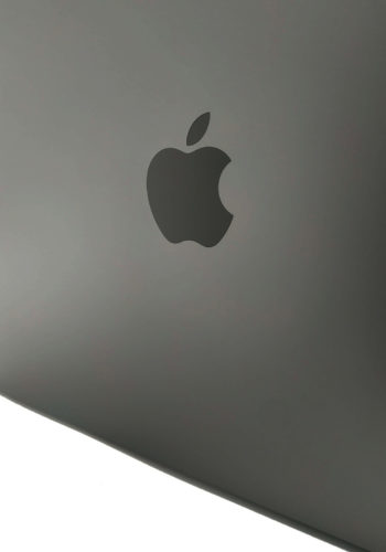 Foto macro del logotipo de Apple grabado en la tapa del MacBook Air de 2018