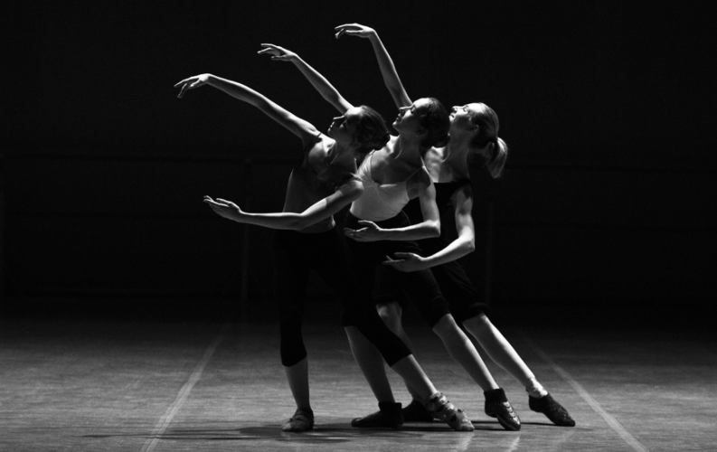 Foto en blanco y negro de tres bailarinas de danza