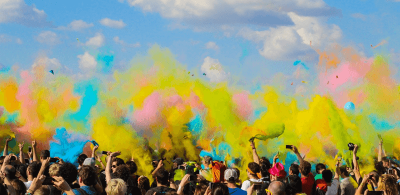 Personas celebrando una fiesta con polvos de colores