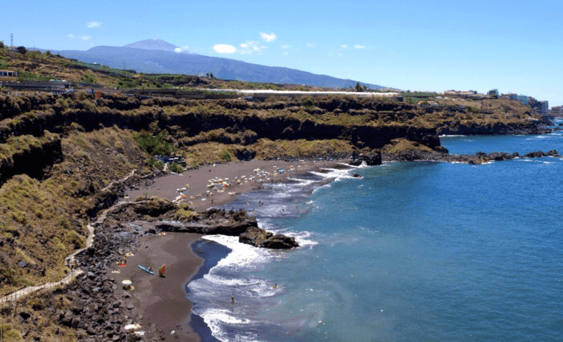 Playa El Bollullo de suelo volcánico de las Islas Canarias