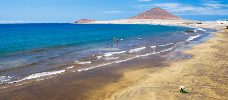 Bonita y larga playa desértica de las Islas Canarias