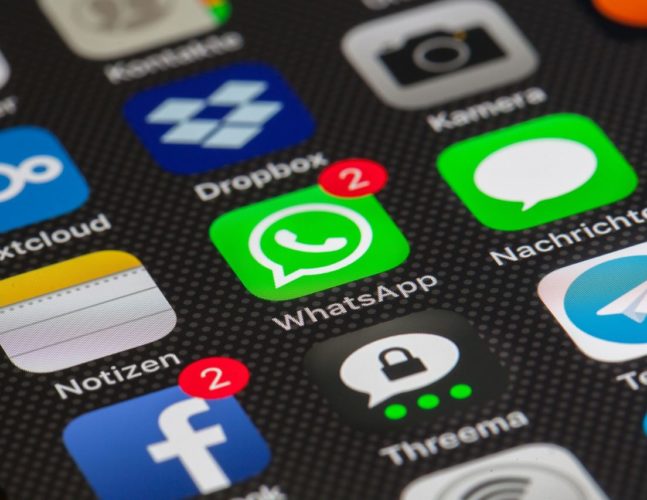 En la foto un móvil con varias aplicaciones instaladas, entre ellas de forma destacada en el centro WhatsApp que muestra dos notificaciones pendientes