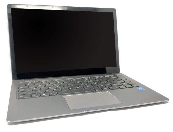 En la foto se muestra un portátil chino abierto pero apagado del fabricante Chuwi, se trata del modelo LapBook Air