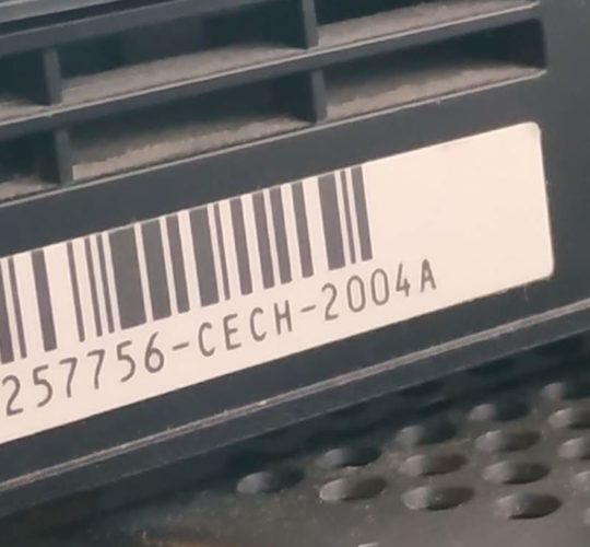 En la captura mostramos la parte final de la etiqueta trasera de la PlayStation 3 donde aparece el modelo exacto de la consola, en este caso el modelo CECH-2004A