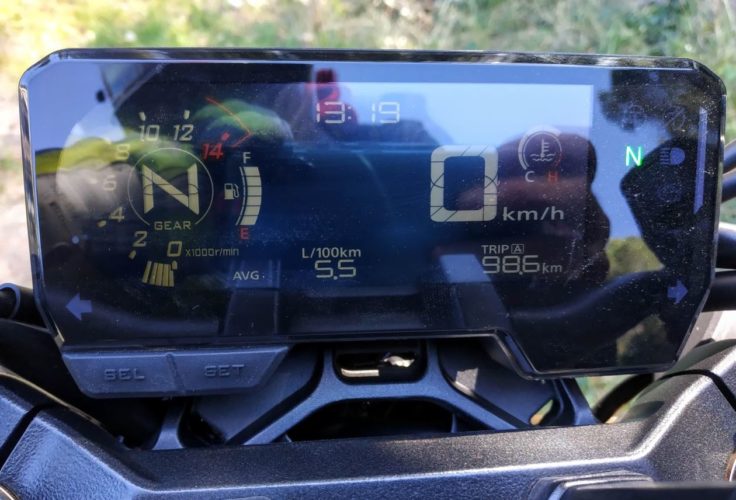 El marcador digital de la Honda CB650R que peca de reflejos al circular con el sol en la espalda