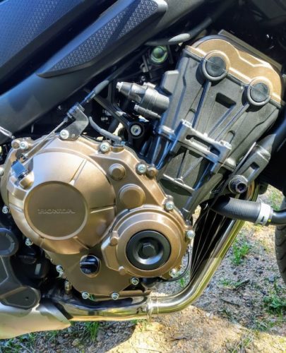 Detalle del bonito motor de la Honda CB650R acabado en colores negro y cobre que al menos a mi me recuerdan a C3PO