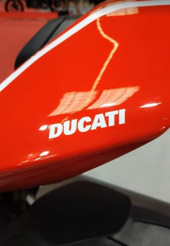 En la foto se aprecia el colin de la Ducati Panigale V4R en color rojo