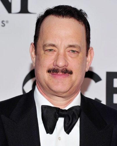 En la foto Tom Hanks con bigote y algo pasado de peso