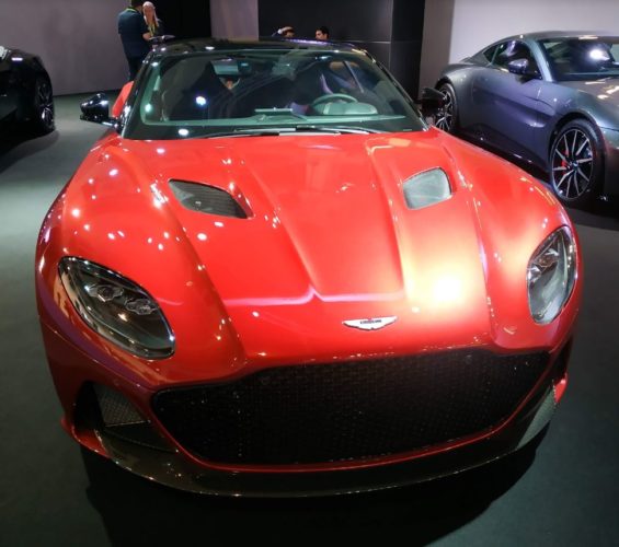 En la foto el frontal del Aston Martin DBS en un llamativo color rojo