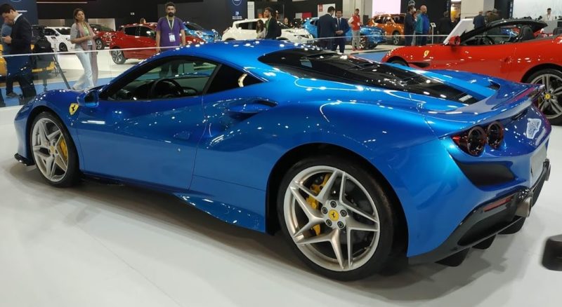 En la foto el lateral y la zaga de un Ferrari F8 Tributo en color azul metalizado