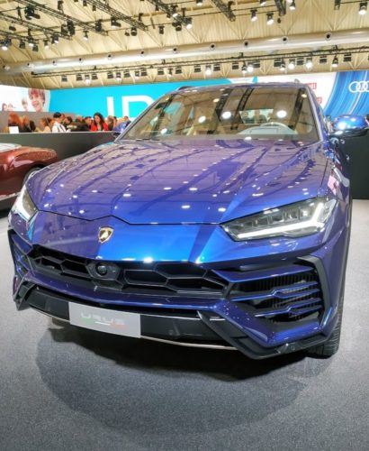 En la foto un SUV de Lamborghini en color azul, el Urus