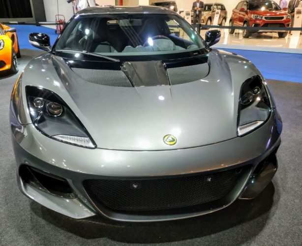 En la foto el impresionante frontal del Lotus GT410 Sport en color gris