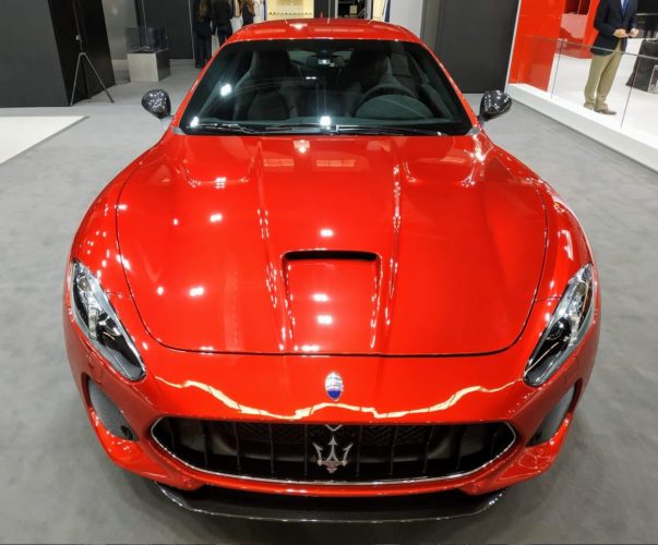 En la foto un Maserati Portofino en llamativo color rojo visto frontalmente