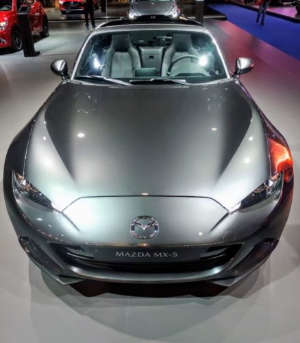 En la foto el pequeño y atractivo Mazda MX-5 en color gris metalizado
