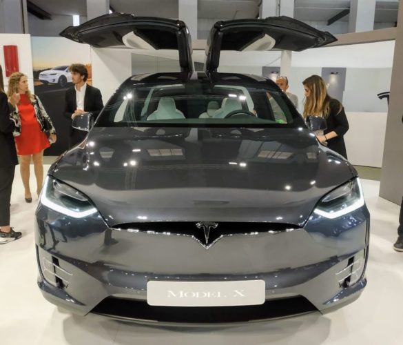 En la foto el frontal del nuevo Tesla Model X 100D con las puertas en ala de gaviota abiertas