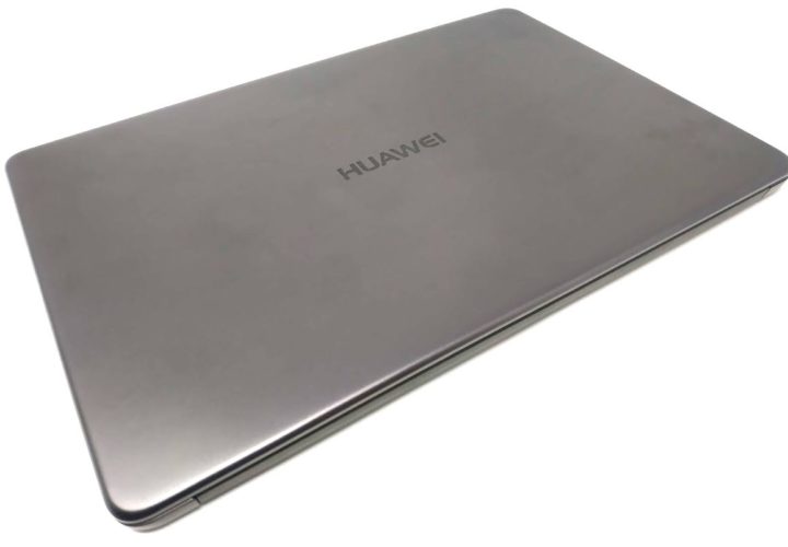 Una foto del portátil Huawei MateBook D cerrado donde se aprecia el acabado metálico de la carcasa