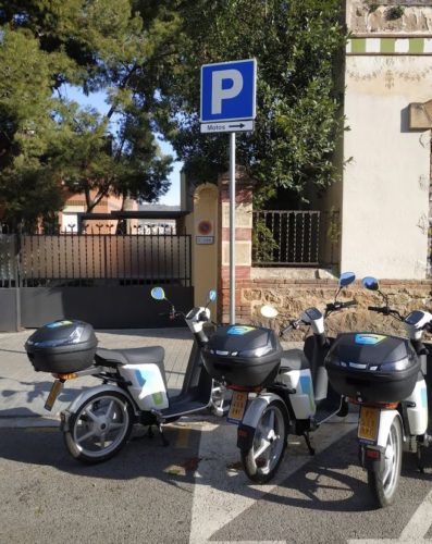 En la foto una moto de Cooltra impidiendo la entrada a un parking particular