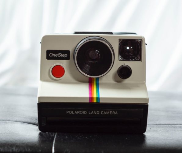 En la foto una antigua cámara Polaroid en la que se inspiró el logotipo de Instagram