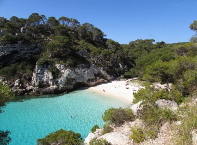 En la foto una de las dos calas más bonitas de Menorca