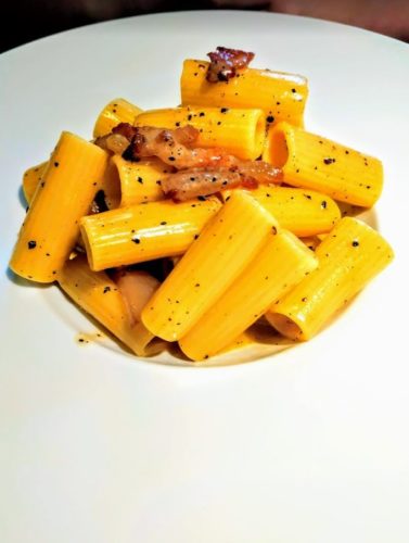 Foto macro del plato de rigatoni a la carbonara