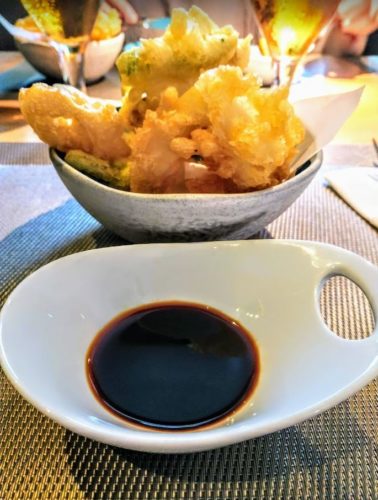 Foto del plato de tempura con salsa tentsuyu