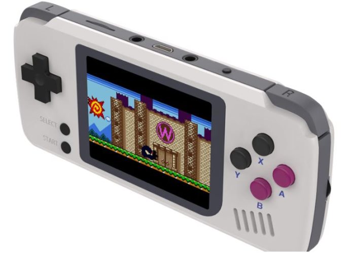 Una foto de la consola retro BittBoy Pocket Go en vertical con un juego de plataformas en su pantalla