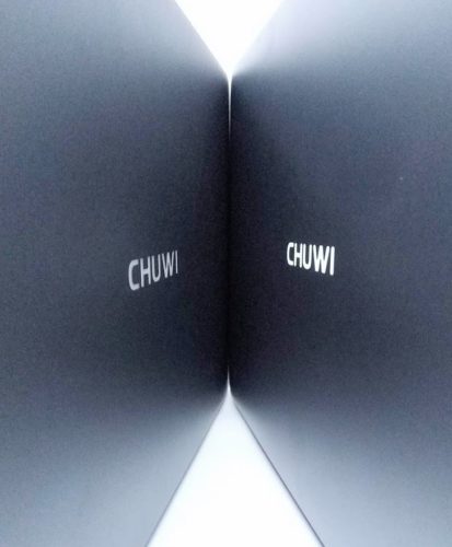 Dos portátiles Chuwi con sus tapas enfrentadas donde se aprecia el logo retroiluminado del fabricante de origen chino