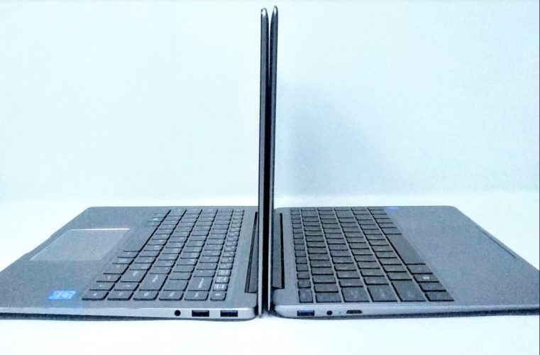 Se muestran los dos portátiles abiertos, con la pantalla recta y de espaldas el uno contra el otro, se aprecia que la pantalla del LapBook SE es algo más fina