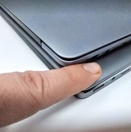 En la foto se observa la diferencia en la longitud entre ambos portátiles, justo un dedo