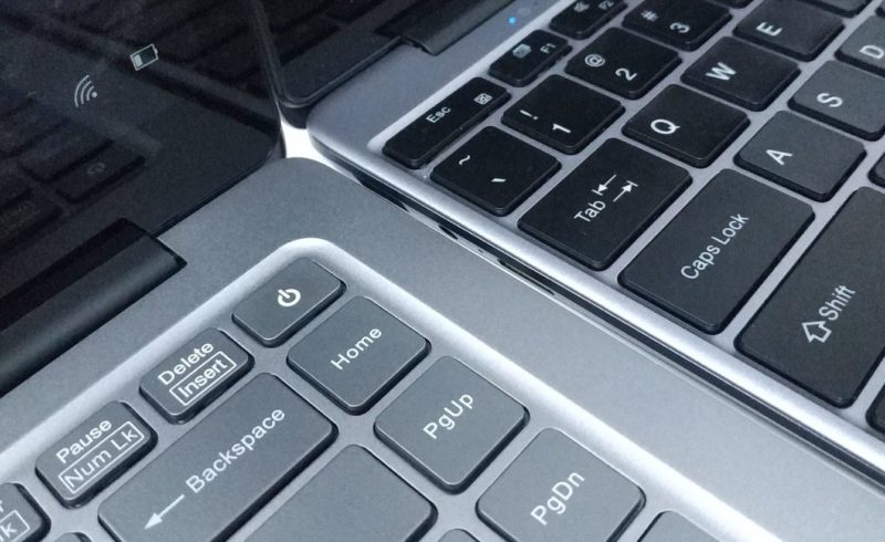 En la foto se aprecia la diferencia de color entre ambos teclados así como la proximidad al borde del portátil de las teclas