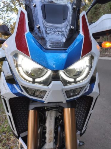 Una foto muy de cerca del frontal de la nueva moto Honda África Twin en su versión tricolor